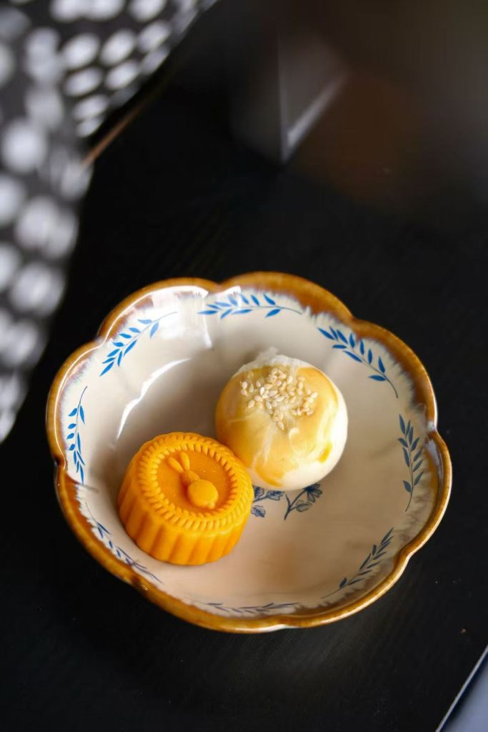 Blossoms Under the Full Moon | Double-Layer Floral Mooncake Gift Box